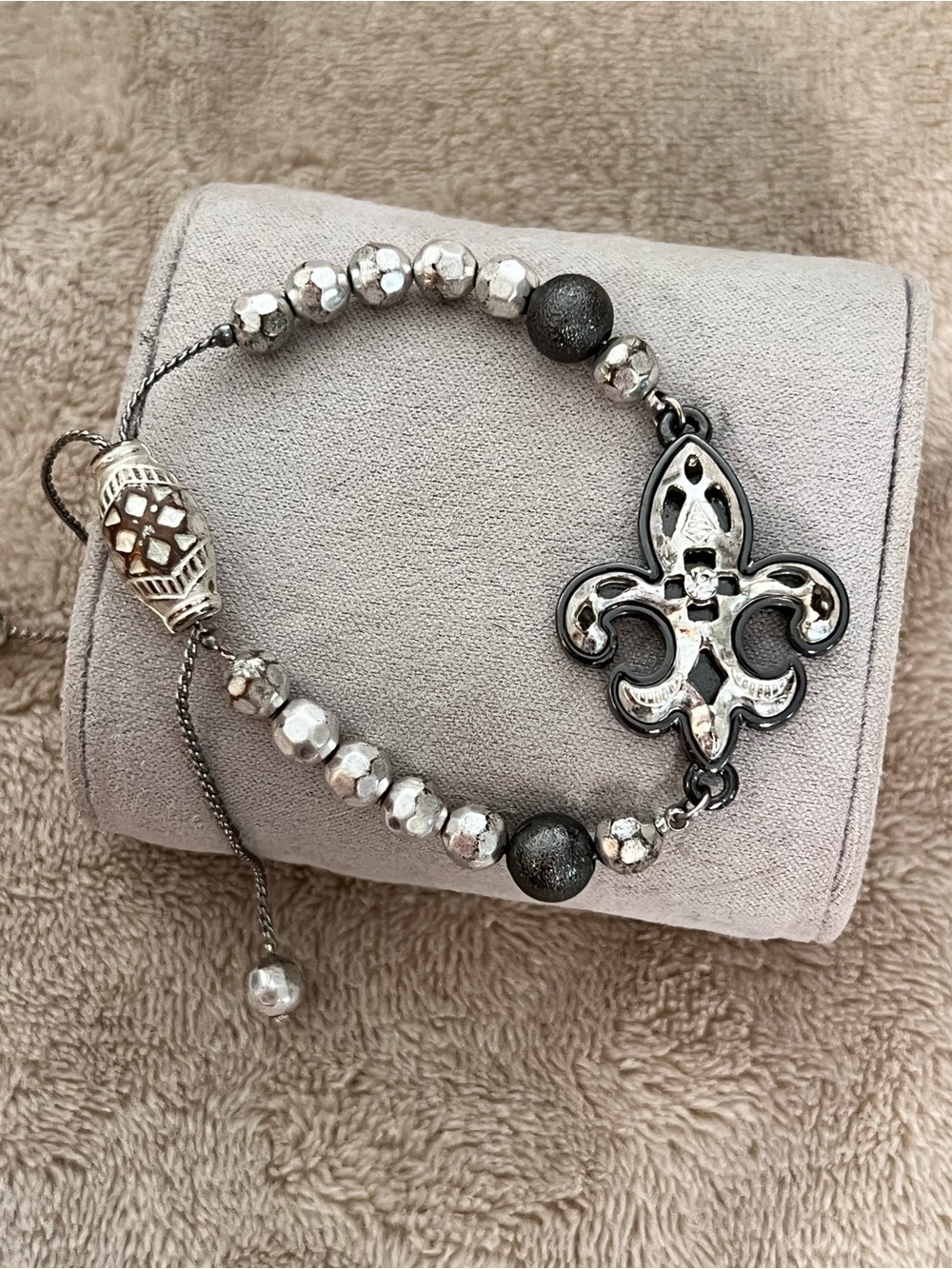 Vintages Y2K Style Fleur-de-Lis Silver and Black Beaded Bolo Bracelet